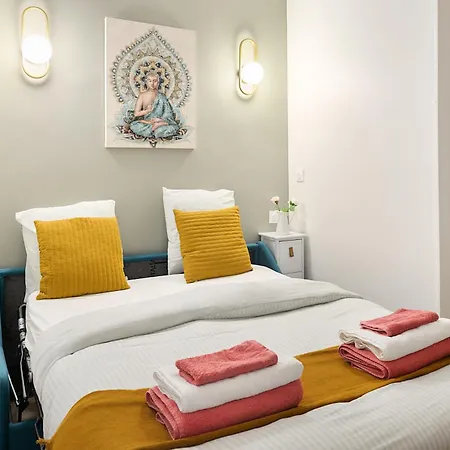 Guestrust - Arc De Triomphe * Paris