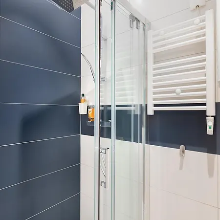 Guestrust - Arc De Triomphe * Paris