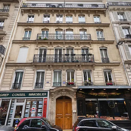 Guestrust - Arc De Triomphe * باريس