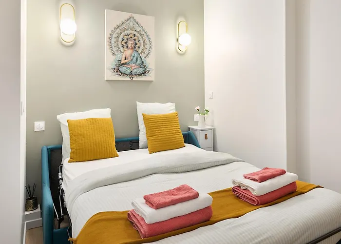 Guestrust - Arc De Triomphe * Paris